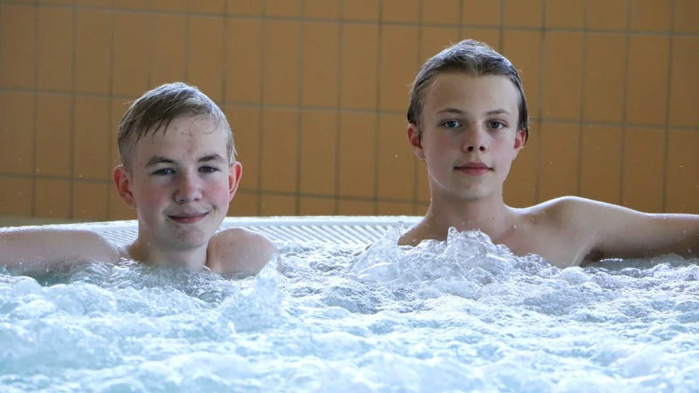 Värme. Värme lindrar smärtan effektivt. Här sitter Isak Westermark och Filip Persson i en härligt varm bubbelpool.