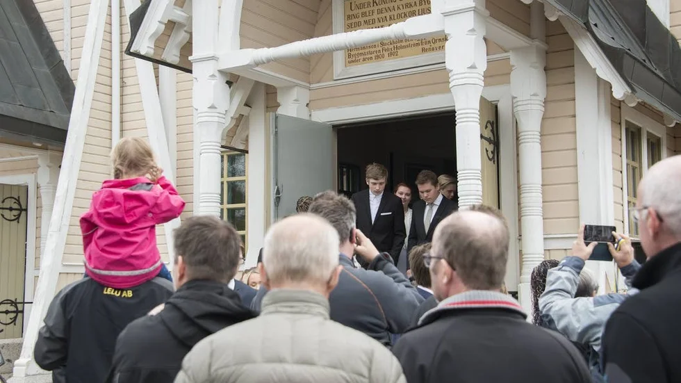 Fullt hus. Kyrkan var i vanlig ordning proppfull när det på fredag var dags för läsårets skolavslutningar. Efteråt förflyttades de flesta snabbt utomhus för att se årets avgångselever i årskurs 9 lämna lokalen.
