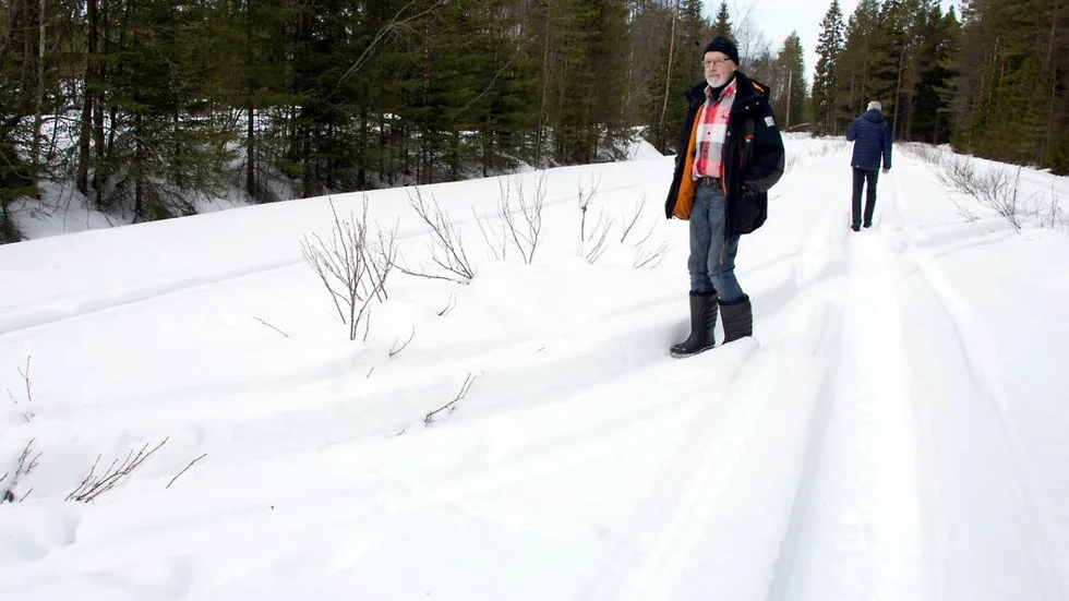 Fått nog. Odlaren JanOlov Lundström och grannen Lasse Lundberg har satt upp extra skyltar för att hindra skoteråkare från att förstöra odlingar och skidspår.