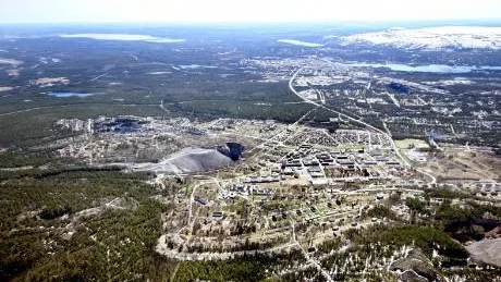 MALMBERGET OCH GÄLLIVARE. I förgrunden Malmberget med den jättelika Kaptensgropen, i bakgrunden Gällivare med Dundret och Vassaraträsket, så nära ligger de båda samhällena.   Foto:  MARIA ÅSÉN