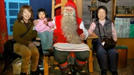 NERVÖST. Maays Yamamoto, 4 år, var nervös inför mötet med Jultomten. Kanske mamma och mormor också.