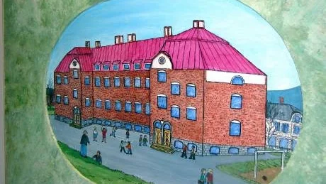 EN SVUNNEN TID. Centralskolan i Malmberget byggdes efter sekelskiftet och revs med hjälp av dynamit under 1970-talet. En av Tord Petterssons målningar vid elevboendet på Torget 8 i Malmberget.
