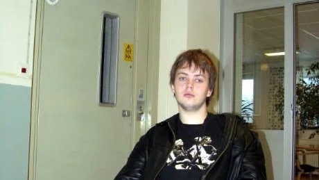 STOPAD AV HISSEN. Jesper Sandström, 17, gymnasieelev i Gällivare måste använda gymnasieskolan enda hiss när han ska gå på lektionerna. Den sista tiden har hissen inte fungerat och det har bland annat lett till att han missat hela skoldagar.