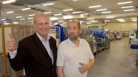 GLADA MINER PÅ TVÄTTEN. Det var glada miner på Textilservice i går efter länsrättens dom. Robert Ljungberg, VD Textilservice, och Anders Holmberg, IF Metall, är optimistiska och hoppas nu att jobben kan räddas kvar vid tvätten.