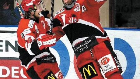 BORTASEGER. Mats Lavander (till höger) gjorde ett mål och en assist när Piteå besegrade Boden på bortaplan.