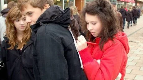 NAMNINSAMLING. Elin Sjöberg tar rygg på Henrik Wärja och skriver på uppropet för den utvisningshotade iranska familjen.