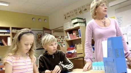 SORGLIGT. Läraren Eva Lind känner sorg över tjänstemannaförslaget att lägga ned Boskataskolan. I stället anser hon att skolan endast ska hyra de lokaler de behöver. ”Vi är även duktiga på integration, vi kan bjuda in yngre barn”, säger hon. Med på bilden är Hanna Widman och Edwin Pääjärvi.Foto: Roland S Lundström