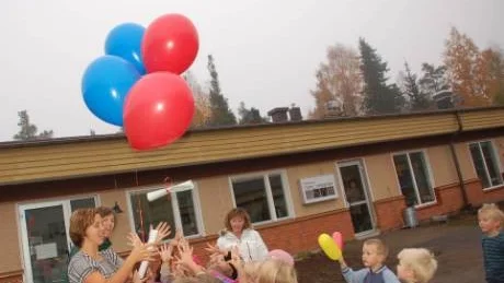 BALLONG-SLÄPP. I går släppte den kooperativa förskolan Barncompaniet upp flera färglada ballonger med meddelanden till världen. Detta som en del i invigningen av sammanslagningen och de nya lokalerna. Förskollärarna Åsa Rönnqvist och Jennie Stubbé höll i ballonguppsläppet tillsammans med barnen.