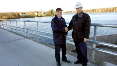 BRA JOBBAT! Bodens kommunalråd Olle Lindström berömde såväl Vattenfall som entreprenören Vägverket produktion för arbetet med att förbättra dammsäkerheten. På torsdagen invigde han dammöverfarten tillsammans med Jan-Erik Janson, Vattenfall.