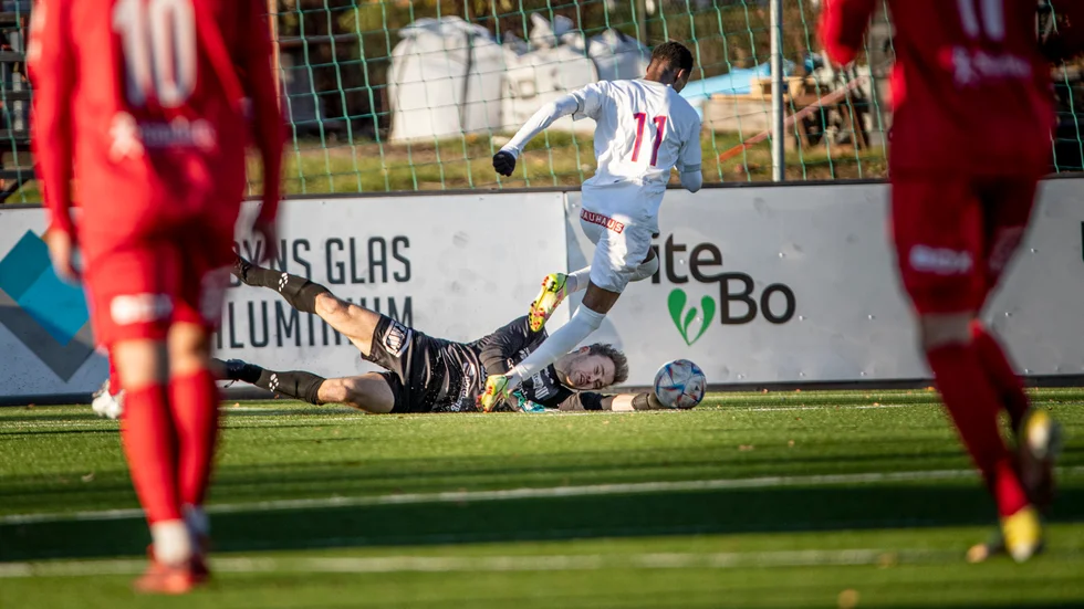 I den 87:e minuten fick Sollentuna det här friläget, men Conor O'Keefe rusade ut vid precis rätt tidpunkt och kunde rädda på det här sättet. 