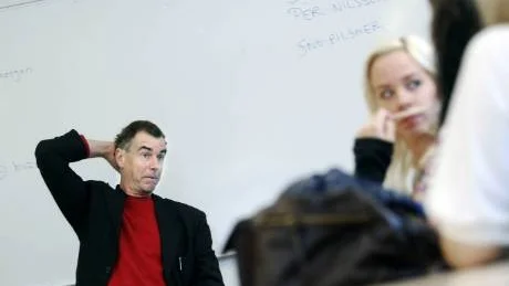 VIKTIGA  MÖTEN. Författaren Per Nilsson besöker under några dagar gymnasieskolan i Luleå för att samtala kring sina böcker. Just nu spelar Norrbottensteatern hans monolog Svenne, som bygger på romanen med samma namn.