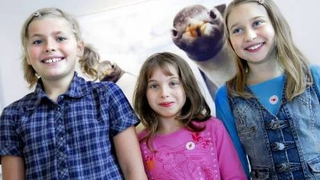 NYTTIG PJÄS. Ida Lindgren, Emelie Wikström och Ellen Ågren från årskurs tre på Bergviksskolan tyckte alla att föreställningen Vi ses i Antarktis var bra. "Jag visste bara lite av det de berättade innan", sade Emelie Wikström.