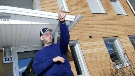 RIMLIGT MED KOMPENSATION. Torbjörn Sjögren och hans familj bor på Mjölkudden i Luleå. Förra sommaren uppstod en vattenskada som kom att få omfattande konsekvenser för familjens vardagsliv. "På grund av de besvär som vattenskadan orsakat oss tyckte jag att det skulle vara rimligt för Lulebo att kompensera oss genom att sänka hyran under den tid vi inte kunde använda vårt eget kök", säger han. Foto: LINDA WIKSTRÖM