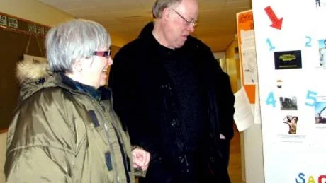 KREATIVT OCH VIKTIGT. "De här eleverna har ju tänkt dels hur det har sett ut men samtidigt tänkt framåt som i en av framtidsvisionerna där man hittar malm under Dundret. Det är så kul tänkt och mer kreativt än man kunde tänka sig", säger Ann Helen  Mikkelsson, tidigare museiechef som besökte utställningen tillsammans med kultursekreteraren Lars Israelsson.