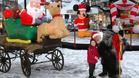 MERRY CHRISTMAS. Jultomten Lennart Roslin hälsar på Maya Lundkvist, 4 år, från Boden. Mamma Christin Westerlund berättar att familjen satsar cirka 1.000 kronor på julklappar till sina två barn i år. Foto: Jonas Hansson