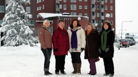 KVINNORS SYN PÅ STADSFLYTTEN. Projektet ” Kvinnorna som flyttar Kiruna” har dragits i gång av ett antal studieförbund. Anna Gren vid Studieförbundet Vuxenskolan, Eva Öderberg, ABF, Kari Fredriksson, Studiefrämjandet, Britta Berglund, Resurscentrum för genus och jämställdhetsfrågor, och Eva Fjällborg, Medborgarskolan.Foto: Alexander Linder
