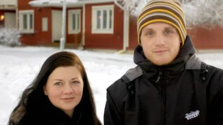OSÄKERT. Linda Mattisson och Daniel Flodin, Stackvägen, Mobergs Gärde, Torpgärdan, tycker att tillvaron skulle kännas litet säkrare utan att ha älgar runt knuten.