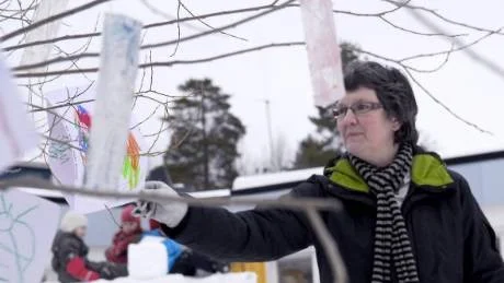 TRÄDKONST. Även träden på Bergstadens förskola hade dekorerats med teckningar och konstnärligt utformade istappar. Förskolläraren Maria Löfgren är en av dem som arbetat med barnen och deras konstprojekt. Foto: Ida Axelsson