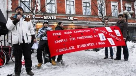 TILL STÖD FÖR. Iranska flyktingars riksorganisation försökte i lördags fånga Luleåbornas uppmärksamhet med en sittande demonstration. Det till stöd för de 60 sedan i december fängslade studenterna.