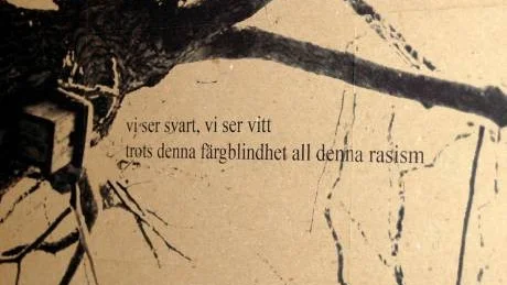 BUDSKAP. Tommy Mäkinens målningar består ofta av både text och bild.