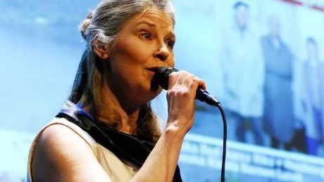 SÅNG PÅ SVENSKA. Christina Aasa- Bygdell sjöng visor på svenska, ackompanjerad av Thomas Bergeskans på piano.