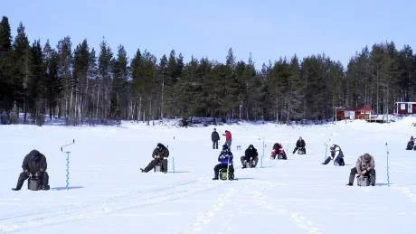 STRANDNÄRA FISKARE. Eftersom fisket ute på Djupträsket gick dåligt sökte sig många mot stränderna. En del, som det här gänget,  lyckades bättre i grunda vatten vid land. Men andra fortsatte och sprang. Vissa uddar och "grund" såg till sist ut som schweitzerostar av alla borrhål. I synnerhet där Hasse Berg från Boden hade löpt amok.