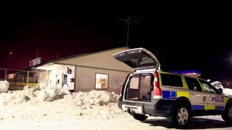 HOTADE KASSÖRSKAN. Vid 21-tiden på lördagskvällen slog två maskerade män till mot en kiosk i Södra Sunderbyn. Gärningsmännen hotade kassörskan och stal dagskassan.  Foto: ERIK KARLÉN