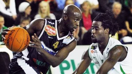 FOKUS. Terry Williams måste vara på tå om han ska hänga med i svängarna när Brandon McKnight och Solna Vikings drar upp farten i kväll.
