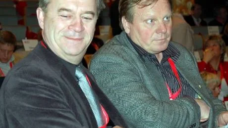 BÄTTRE? Kommunalrådet Sven-Erik Bucht (s) i Haparanda övergav tanken på ett kommunförbund med Torneå och satsar på löpande avtal i stället. Men kollegan Bengt Niska i Pajala tror att han har så bra kort på fickan så att han kan roffa åt sig en bit av Finland!