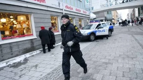 MÅNGA POLISER. Alla tillgängliga poliser sattes in i jakten på mannen som rånat Nordea. Spaningarna koncentrerades till en början till området runt banken. Smedjan och Karpens P-hus genomsöktes.
Foto: Linda Wikström