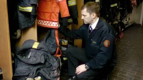 MINIMERA RISKERNA. Räddningschefen Patrik Bylin säger att i Luleå känner de inte till uppgifterna om att det kan finnas en ökad cancerrisk i kläderna som hänger i omklädningsrummet. "Vi använder den skyddsutrustning vi har för att minimera risken för farliga ämnen" säger han.