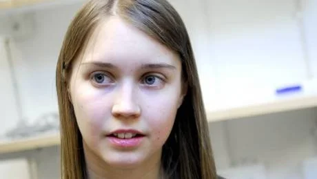 NÄSTAN SOM TV. Linda Stenberg var en av kursledarna som tog hand om gymnasieeleverna som rest till Luleå för att delta i minikursen CSI Luleå. "Man lär sig många av de analysmetoder som de använder på TV när man går här på universitetet", säger hon.