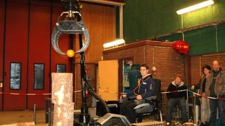 BALANSERAD FRUKT. Fredrik Ahlbäck, svensk skolmästare i skotning 2004 och före detta elev på naturbruksgymnasiet i Kalix, hanterar inte bara stockar och stubbar utan även citrusfrukter.