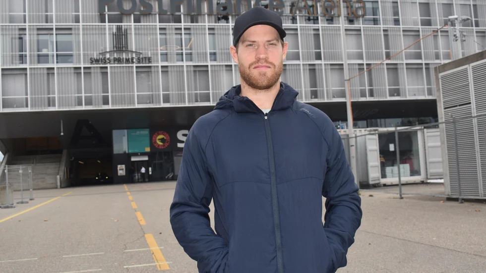 Oscar Lindberg står framför sin hemmaarena, som är största hockeyarenan i Europa. ”Det är ett grymt drag här och det är fullt nästan varje match”, säger han.