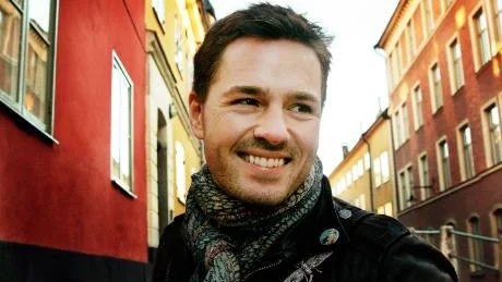 Peter Jöback bor och trivs på söder i Stockholm. Han flyttade hemifrån tidigt men det var först för några år sedan han köpte en egen lägenhet. Foto: Nina Svanberg