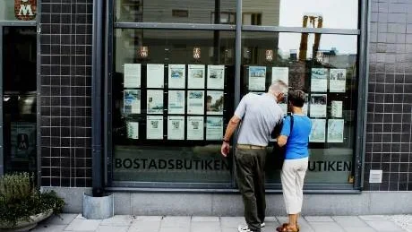 ÄNDRADE REGLER. Äldre som sålt huset med stor vinst efter många års ägande och flyttat till lägenhet kan drabbas hårt av uppskovsskatten.  Unga familjer som har nybyggt hus och uppskov kan även de få det tufft med uppskovsskatten.