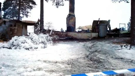 INGEN  FÖRKLARING. Lars-Göran Johansson på polisen i Piteå konstaterar att det var ett hastigt brandförlopp på Strömlida och att branden inte har någon naturlig förklaring.  Foto: Jonas Hansson
