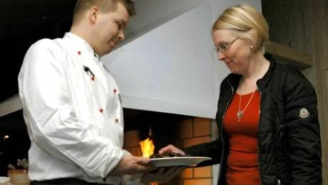 BRINNER FÖR DET LOKALA. Johan Nilsson, kökschef på Camp Ripan, brinner för lokala produkter. Här serverar han Monica Lind souvasrenfilé med shiitakesvamp från Kirunagruvan, rotsakspuré med mandelpotatis och lingonvodkasky.