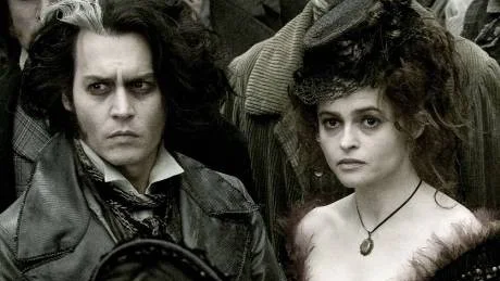 HJÄLPER TILL. Helena Bonham Carter spelar den mordiske barberarens medhjälpare.