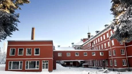 BUD PÅ SPÖKSLOTTET. Två bud har kommit in till den norska advokatbyrå som försöker sälja den gamla sanatoriebyggnaden i Sandträsk. Fyra våningsplan och källare på totalt 13.000 kvadratmeter står nu och förfaller. Blir det ingen försäljning kan fastigheten komma att gå tillbaka till förre ägaren Stefan Mårtensson.Foto: Andreas  Wälitalo