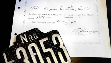 WANTED! Från 1890 fram till 1930 fanns registreringssystem i Sverige gällande cykel. Så här såg skyltar och registreringsbevis ut.