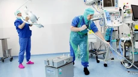 STÄDJOBB. Anneli Eriksson och Emina Budimir ifrågasätter om det är optimalt utnyttjande av dem som resurs när de tvingas städa operationssalen.