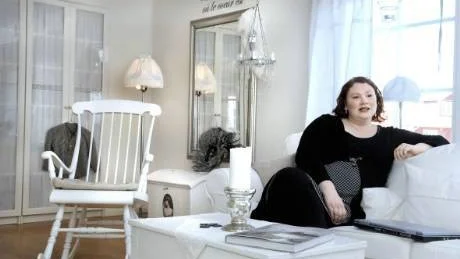 VITT OCH VINTAGE. Örjans farmors gamla fåtölj och den gamla kistan som fugerar som soffbord har målats vita.
