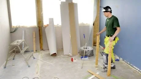 LÅNGT BLIR LÄNGRE. Rustningstiden i Pelikanen har varat under ett helt år. Nu får verksamheterna som befolkar huset vänta ytterligare eftersom nya problem dykt upp. Här är det snickaren Niclas Karlsson som tilläggsisolerar och byter trävirke och fönster.