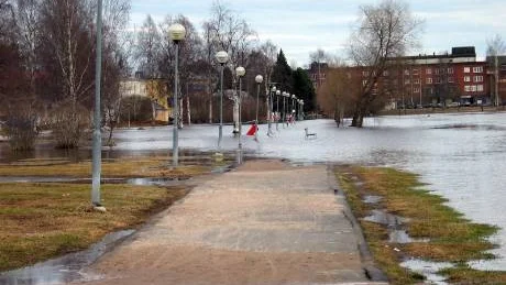 STÖVLAR AV NÖDEN. Det går inte att gå torrskodd vid Brännastrand utan gummistövlar.