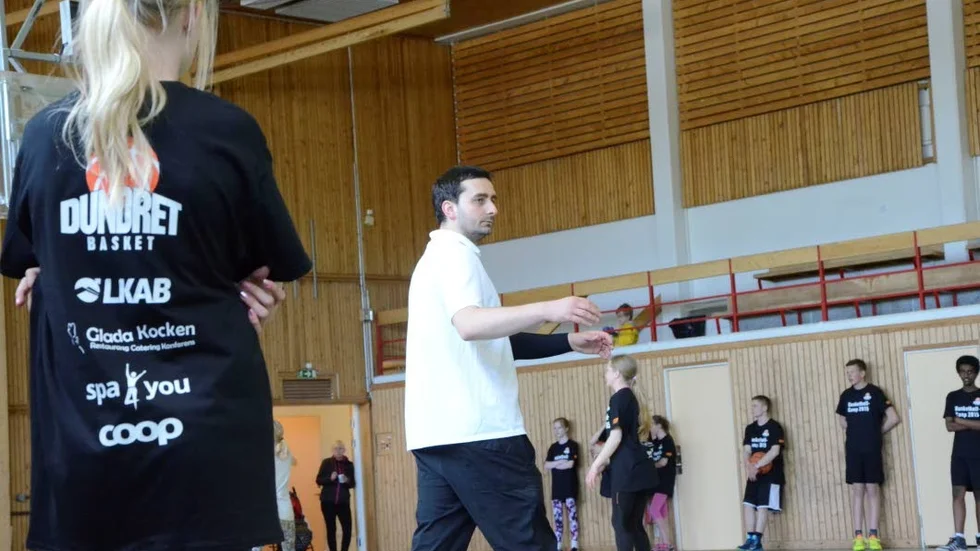 Slobodan Cvijovic instruerar spelarna.