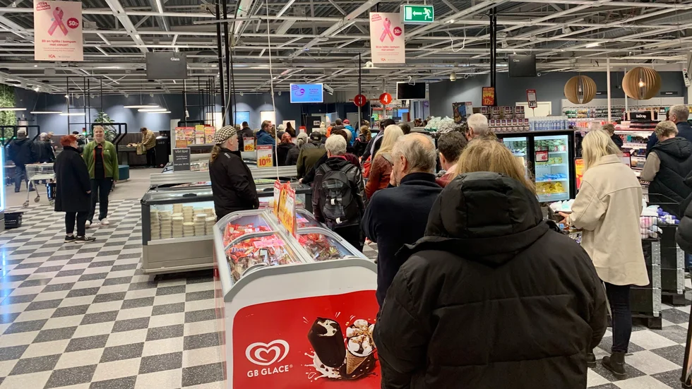 Långa köer bildades på Ica Kvantum när snabbkassan och självscanningen slutade att fungera på fredagseftermiddagen.