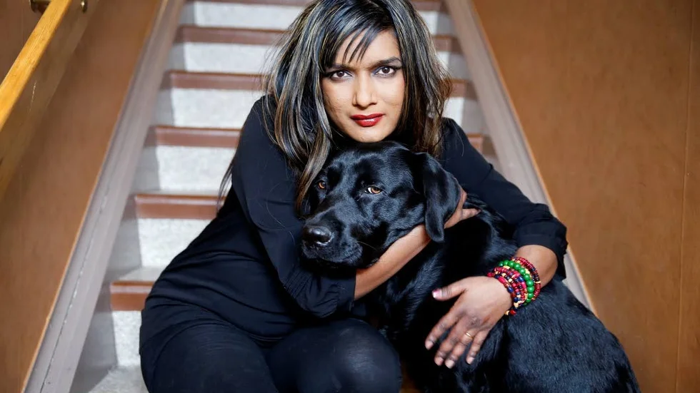 Sofia Marklund tillsammans med hunden Dexter i sitt hem.