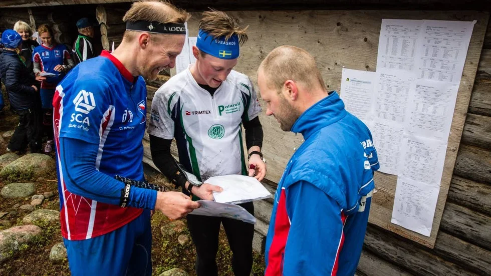 Djupa veck. Fredrik Engström, OK Renen, Niklas Henriksson, Gammelstads IF och Claes Turesson, OK Renen diskuterade medeldistansen i Seskarö efter målgången. Turesson van med fem minuters marginal till de övriga.