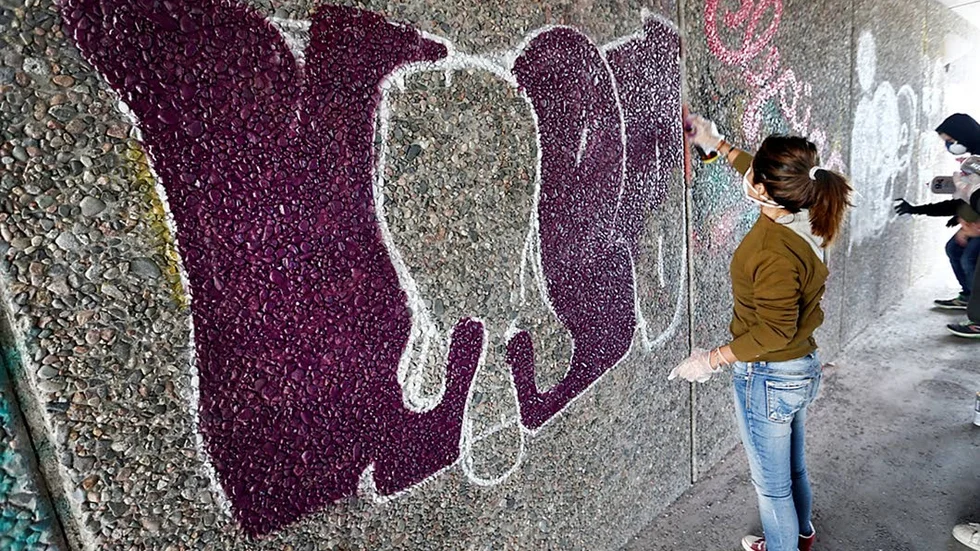 Nybörjare. För Stefanie Burbano, Luleå, är det första gången hon provar på graffiti.